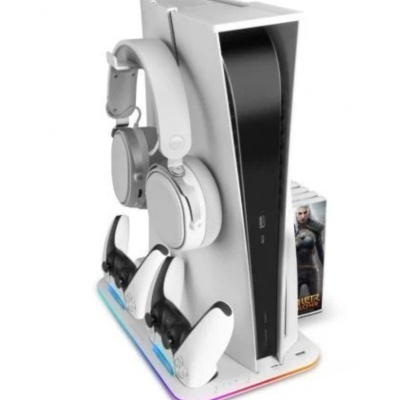 Suporte branco para PS5 com dois comandos, auscultadores e caixa de jogo