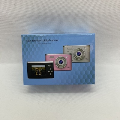 Caixa azul com duas câmaras digitais e ecrã negro com foto de um cão