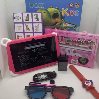 Tablet infantil rosa, cartão de animais, estojo rosa com doces, carregador, cabo USB, relógio laranja e óculos 3D em fundo branco.