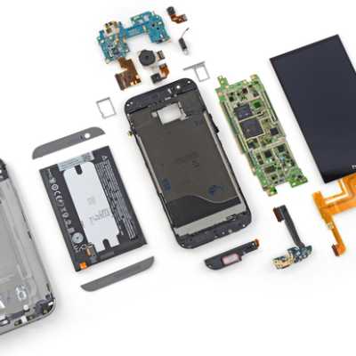 Componentes eletrónicos desmontados de um telemóvel HTC sobre fundo branco