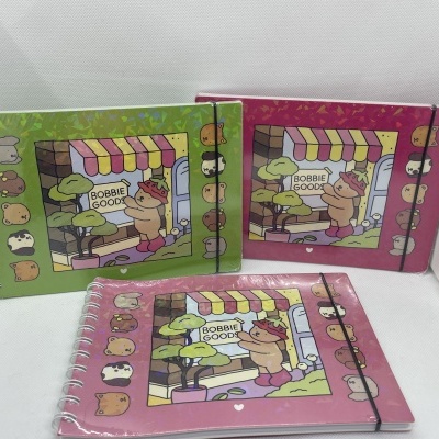 Três cadernos espirais com capa dura colorida e ilustração de personagens e texto 'BOBBIE DOGG'.