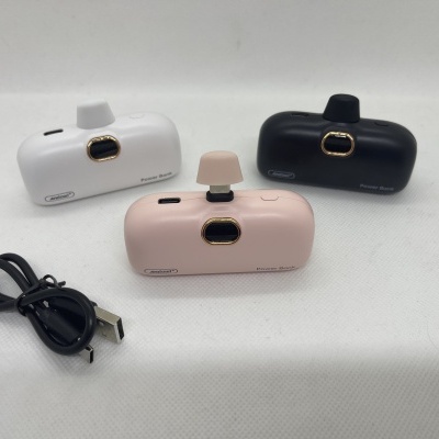 Três vaporizadores portáteis em plástico nas cores branca, preta e rosa com cabo USB