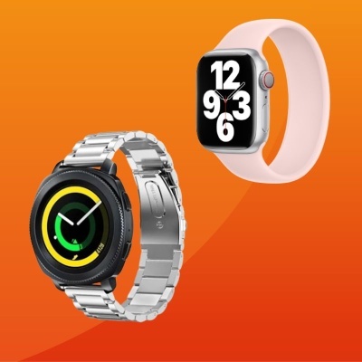 Dois relógios inteligentes, um com bracelete metálica prateada e mostrador preto, outro com bracelete rosa claro e mostrador digital branco