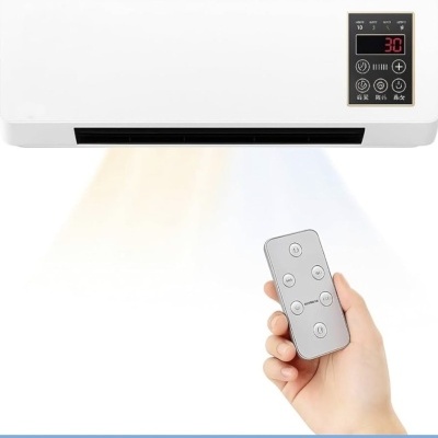 Ar condicionado branco com painel digital e controlo remoto cinza segurado por uma mão