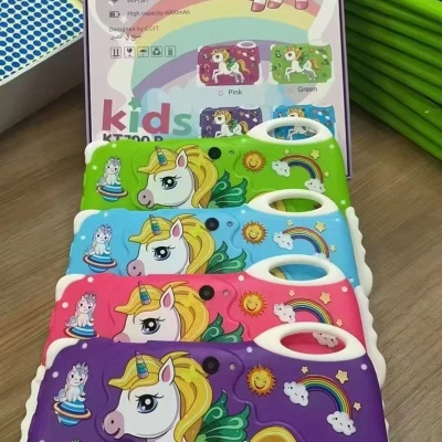 Tabletas infantis CCIT com capas coloridas e tema de unicórnio