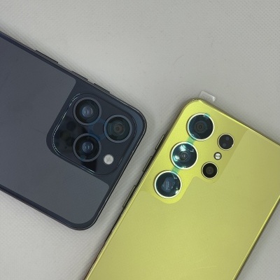 Dois smartphones, um preto e outro amarelo, com câmaras triplas e acabamento brilhante e fosco.