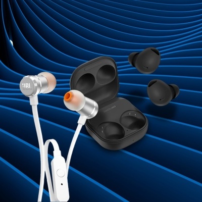 Auscultadores com fio brancos e prateados e auscultadores sem fios pretos com estojo em fundo azul ondulado