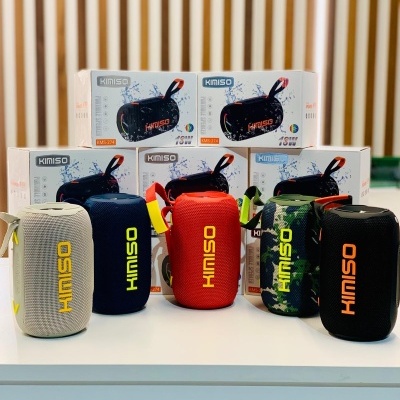 Altifalantes portáteis Kimiso coloridos em exposição sobre mesa branca