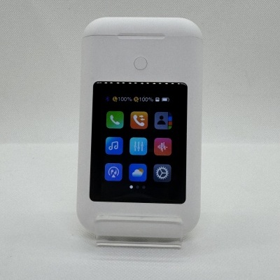 Rádio digital branco com ecrã colorido em suporte transparente