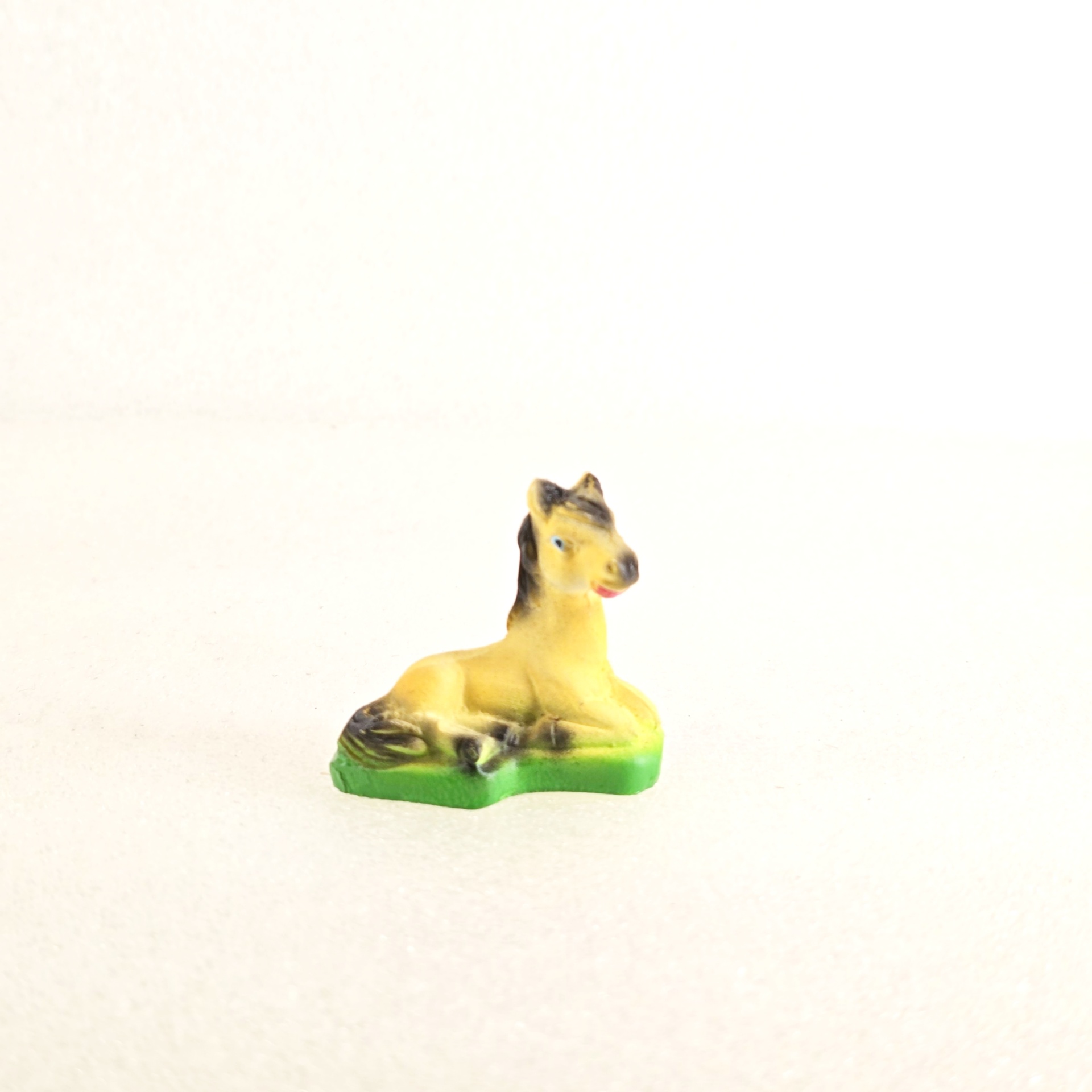 Gato, Coelho e Cavalo - em Cerâmica Figura decorativa de cavalo em cerâmica pintada