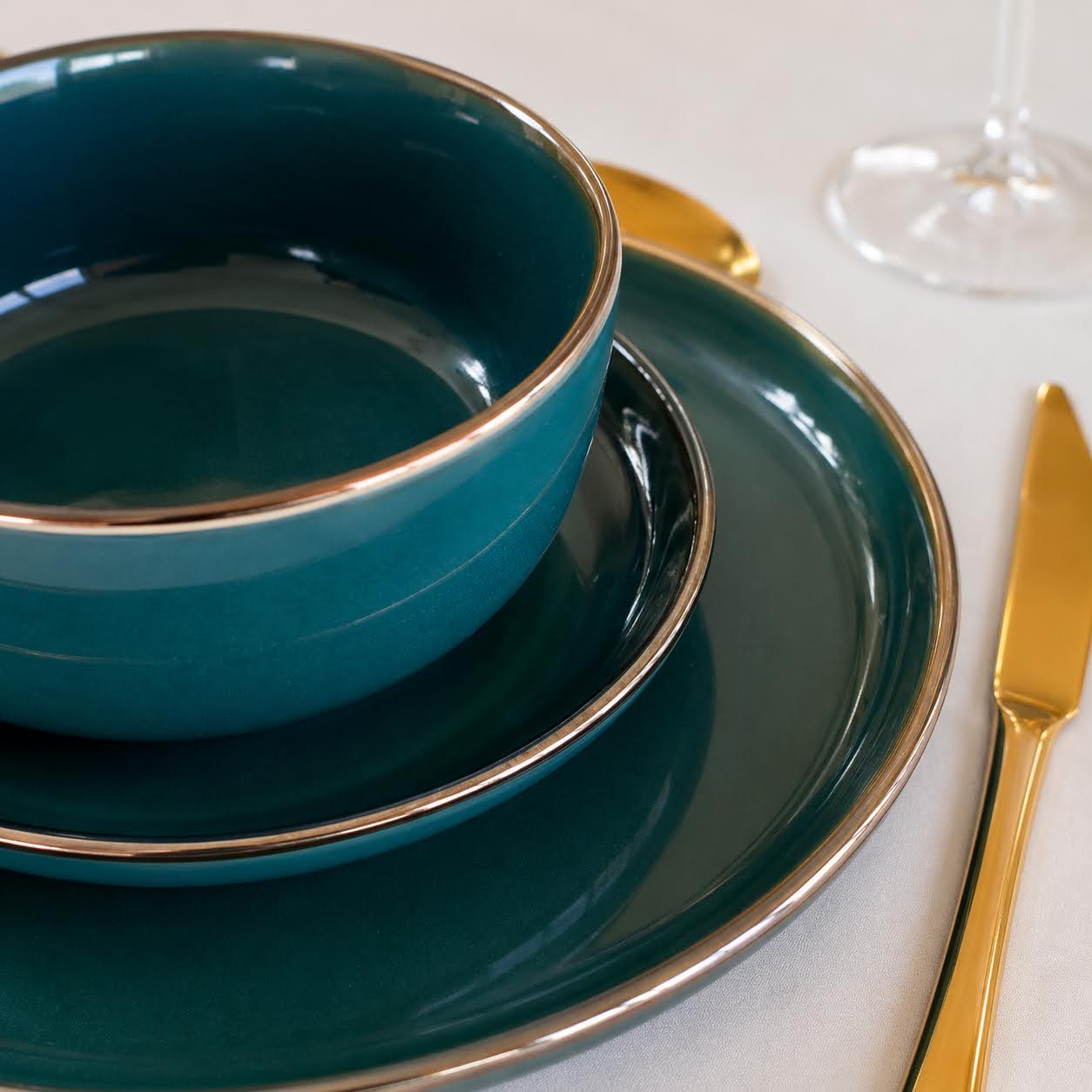 Conjunto de Mesa Verde Esmeralda | 3 Peças Conjunto de pratos e tigela azul escuro com borda dourada e talheres dourados