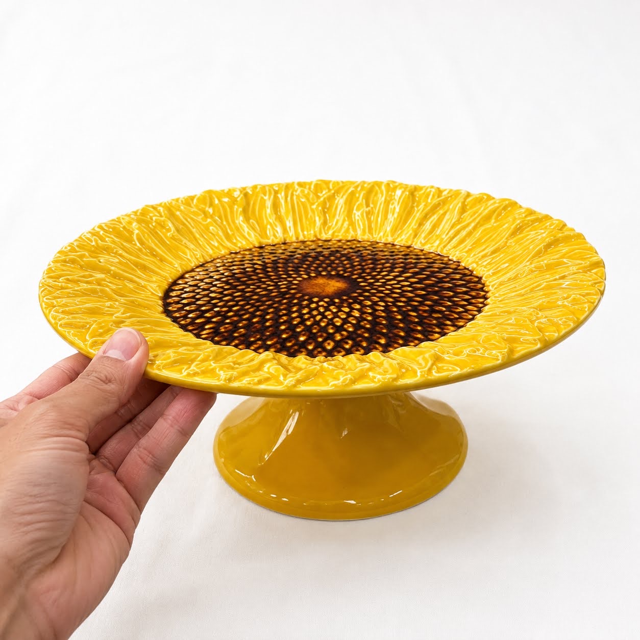 Coleção Girassóis Prato decorativo cerâmico amarelo com padrão de girassol e suporte