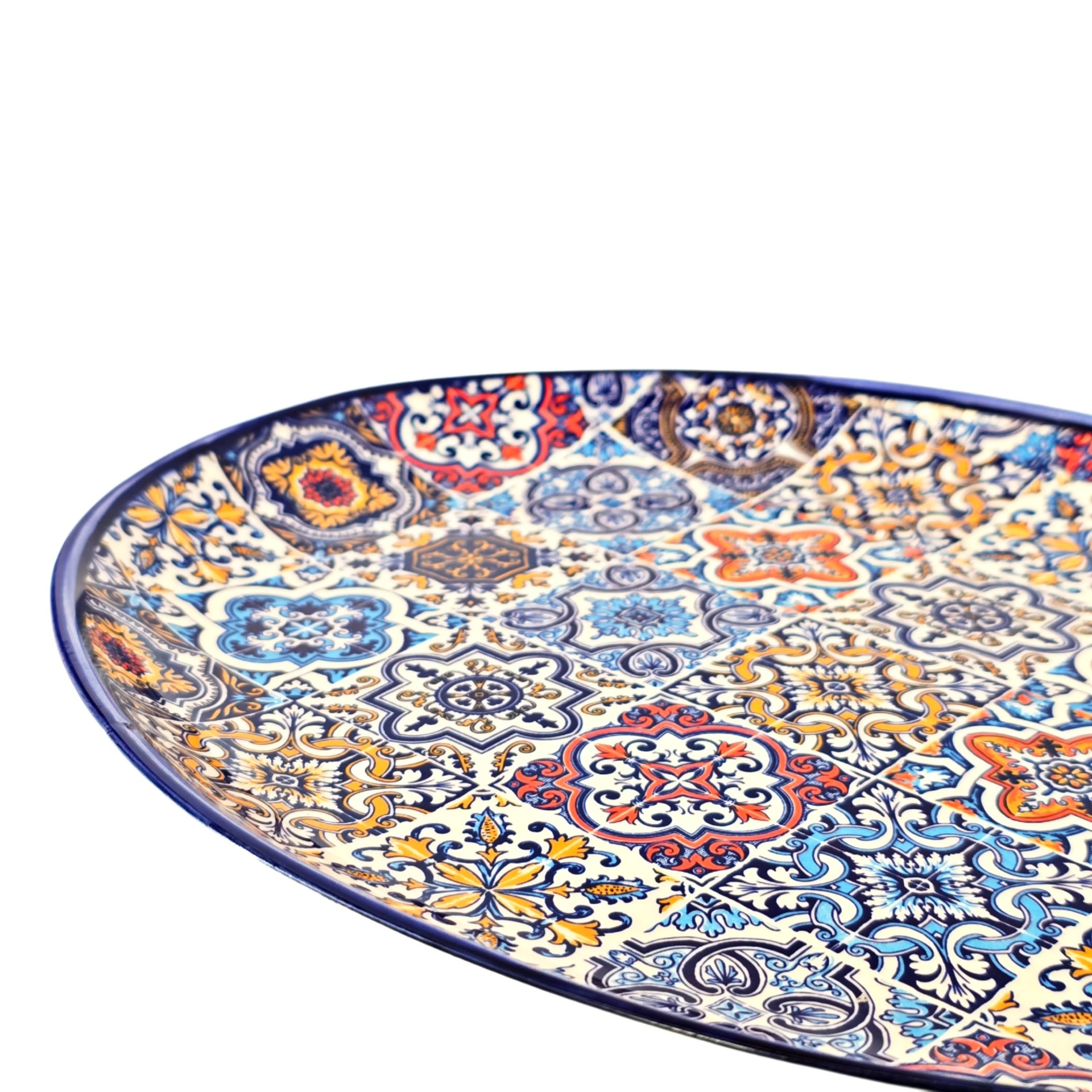 Travessinha e Travessa Oval XL Prato de cerâmica decorado com padrão de azulejos coloridos.