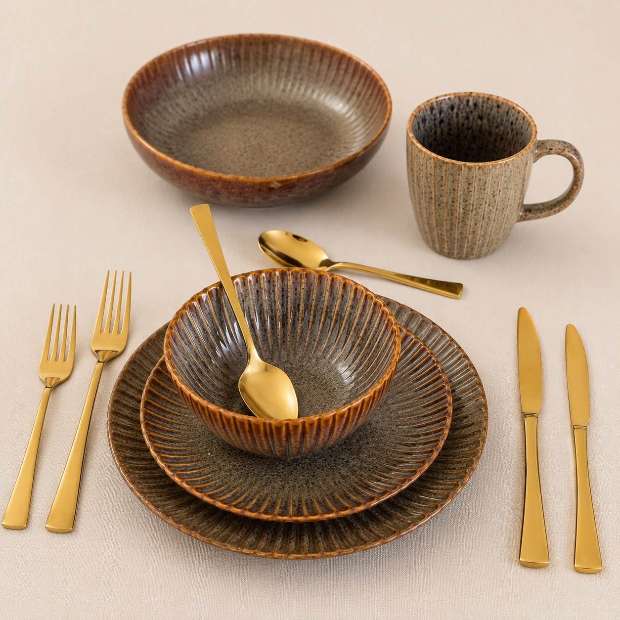 Conjunto de Louça de Mesa Castanho com Relevo Conjunto de loiça cerâmica castanho e cinza com talheres dourados sobre mesa clara