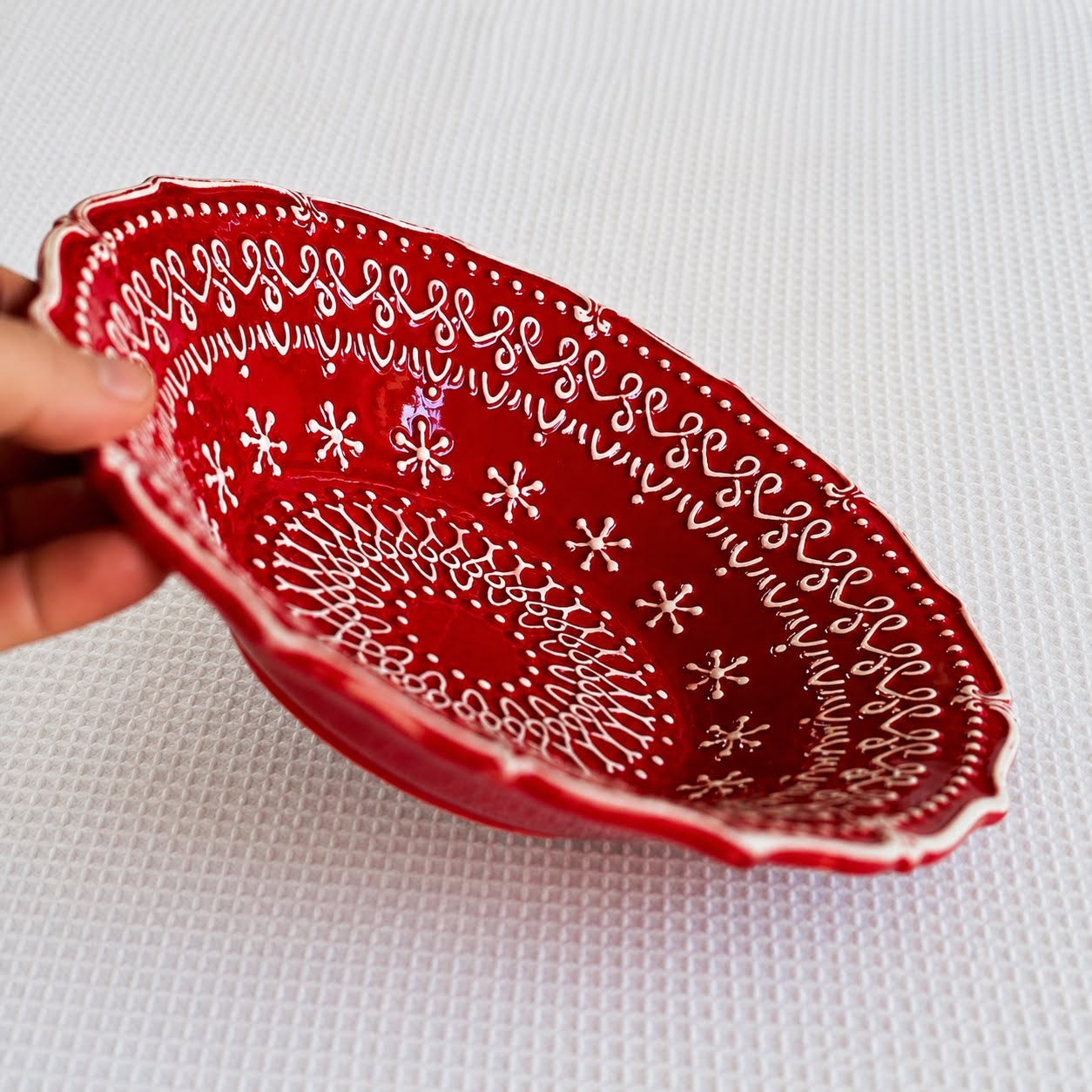 Coleção Grés Decorado Vermelho Prato oval vermelho com decoração branca em relevo e padrão floral