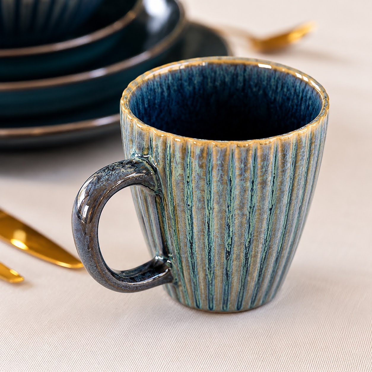Conjunto de Louça de Mesa Azul Petróleo com Relevo Caneca de cerâmica azul com padrão vertical e detalhes castanhos