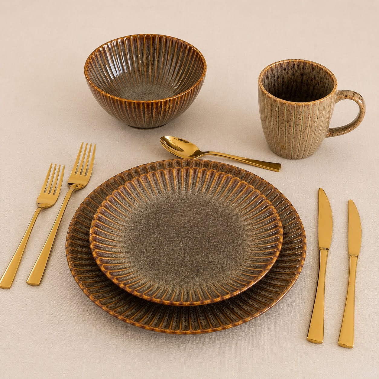 Conjunto de Louça de Mesa Castanho com Relevo Conjunto de loiça estriado castanho e bege com talheres dourados