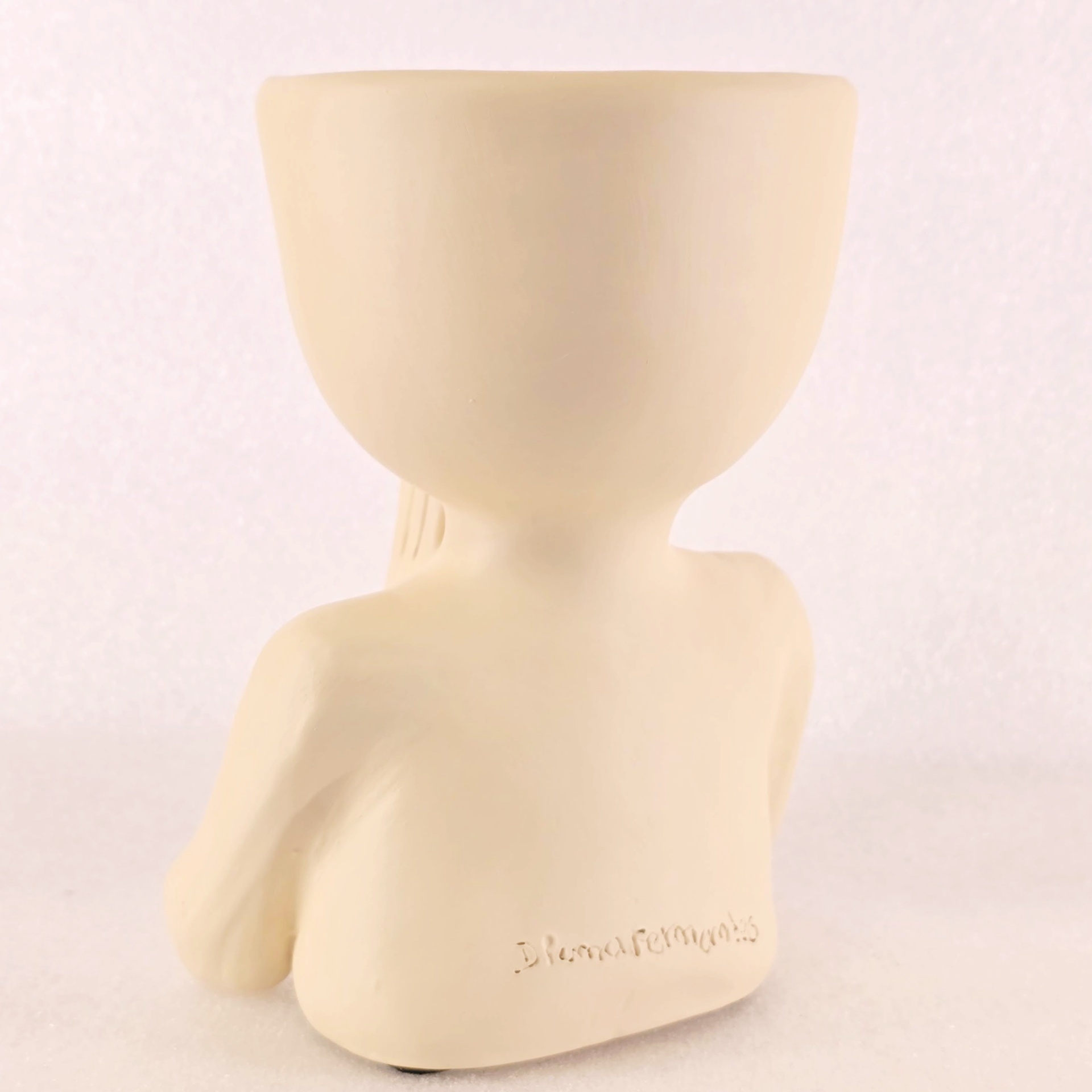 Jarra com Pedra Labradorite Vaso decorativo em cerâmica em forma de busto humano de costas na cor bege claro