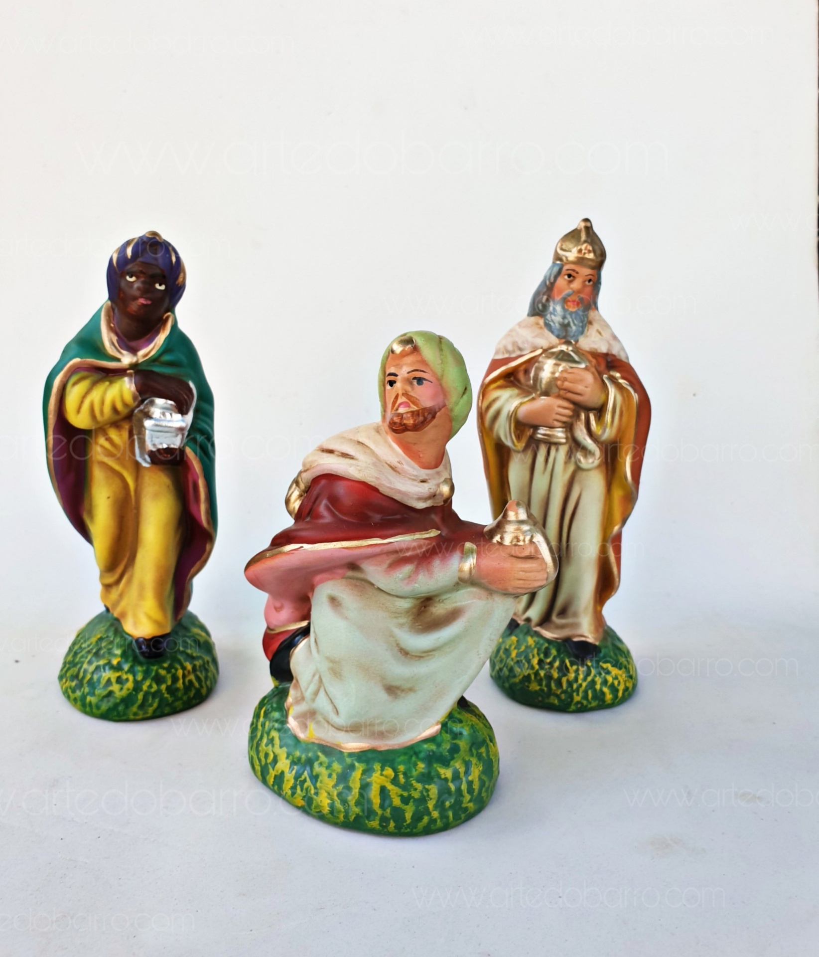 Presépio Composto por 13 Peças Três estatuetas dos reis magos com mantos coloridos e bases verdes