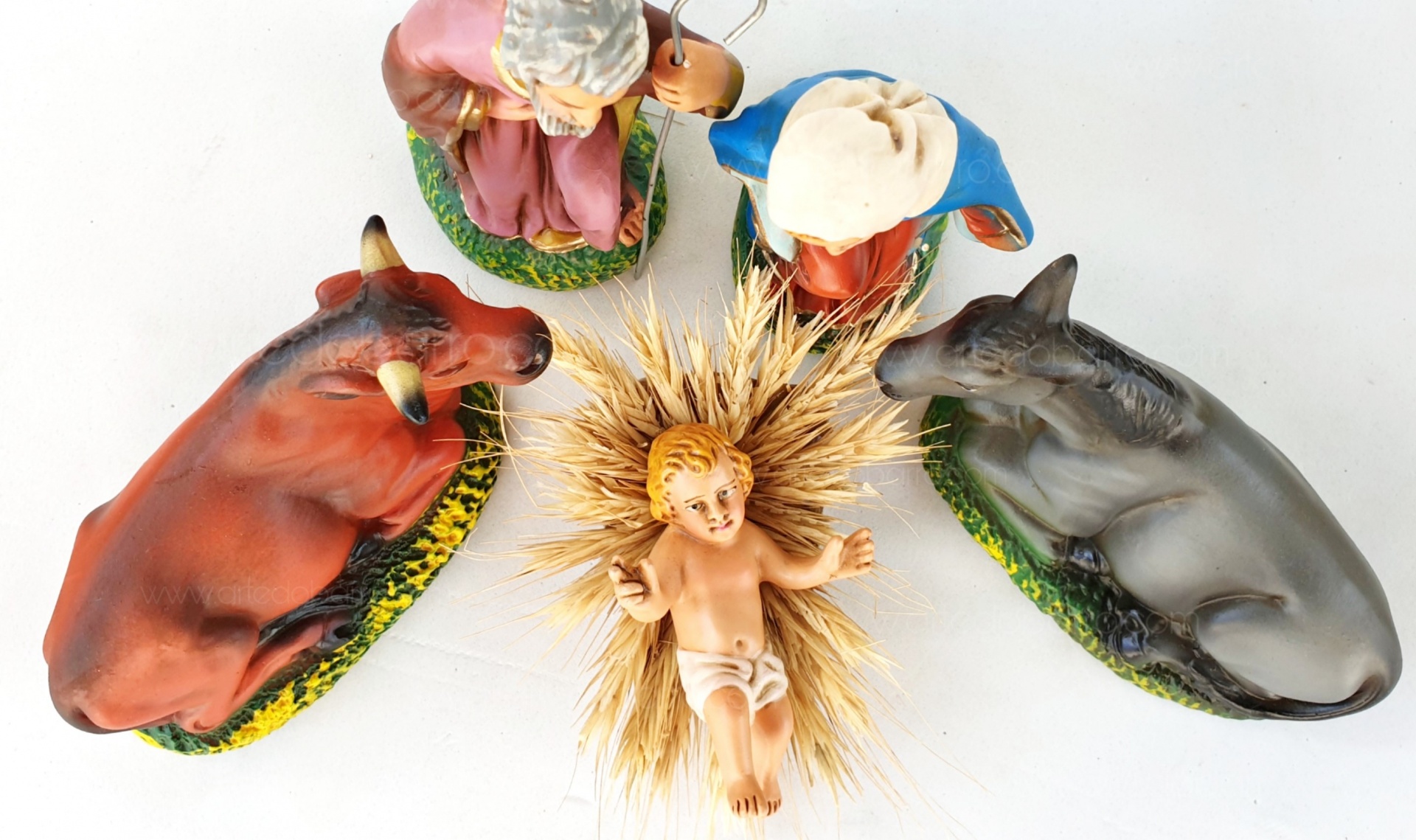 Presépio Composto por 13 Peças Figuras de presépio em resina pintada à mão com touro, burro, bebé Jesus e duas figuras humanas ajoelhadas