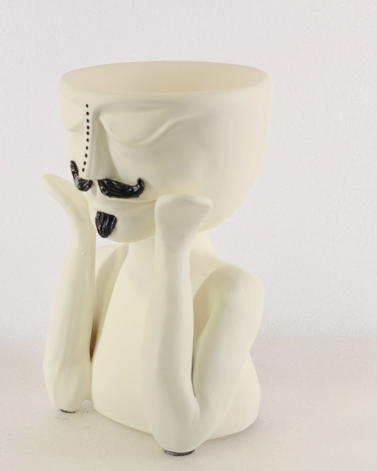 Jarra com Bigode Peça decorativa em cerâmica branca em forma de figura humana com bigode e cavanhaque pretos