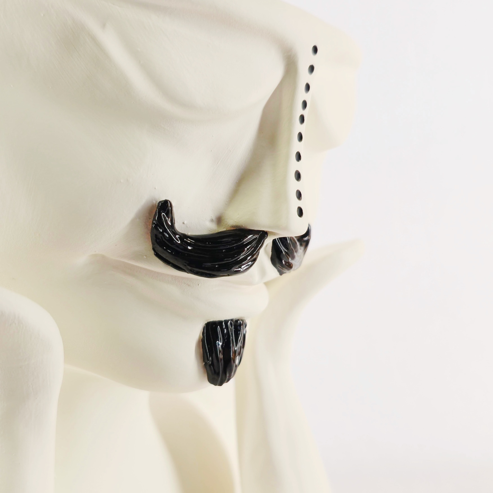 Jarra com Bigode Escultura de rosto branco com bigode e cavanhaque pretos brilhantes e pontos pretos no nariz