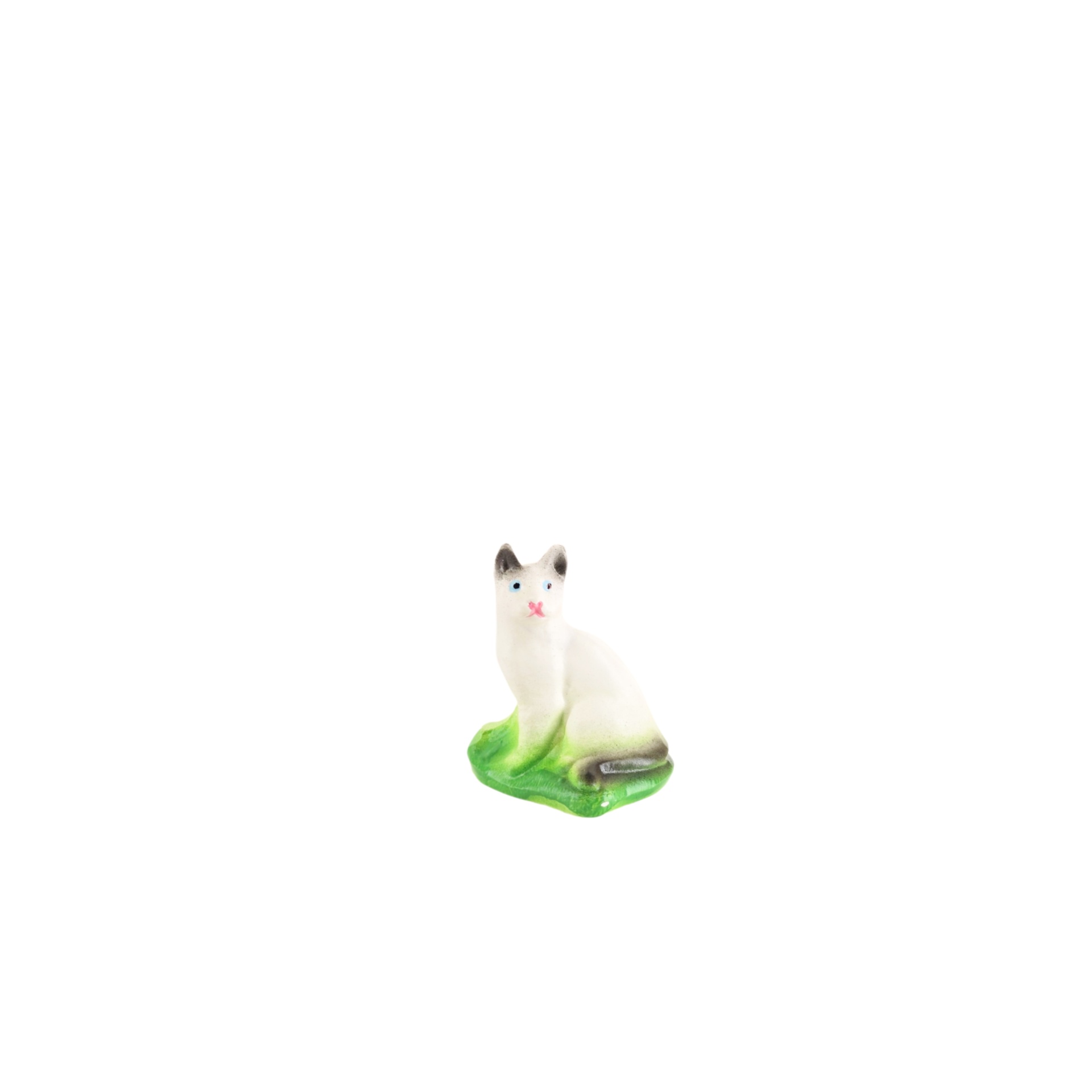 Gato, Coelho e Cavalo - em Cerâmica Escultura pequena de gato branco com olhos azuis sentado numa base verde.