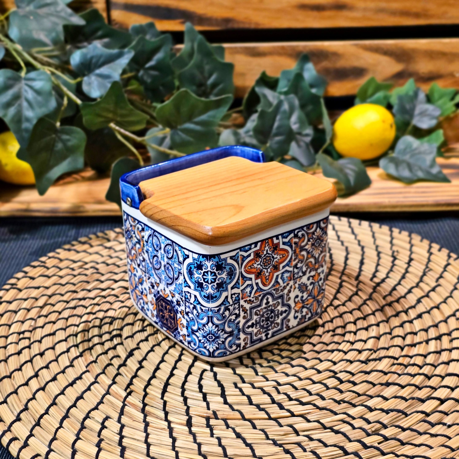 Saleiro c/ Tampa de Madeira Recipiente quadrado em cerâmica com padrão de azulejos portugueses e tampa de madeira