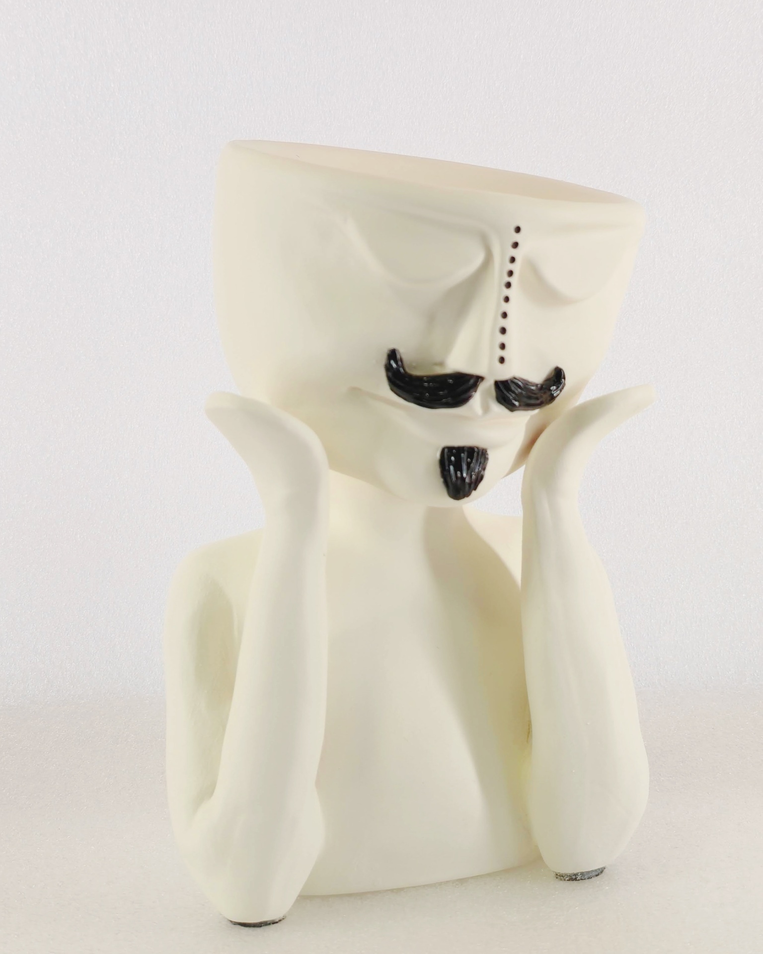 Jarra com Bigode Vaso decorativo em cerâmica branca com rosto estilizado e detalhes pretos