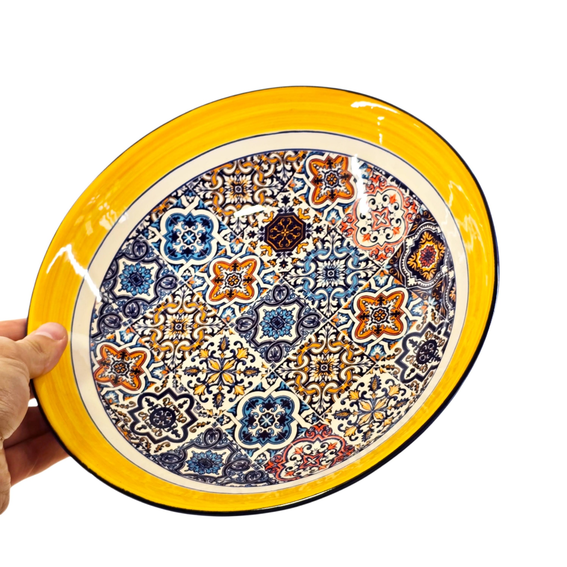 Saladeira / Fruteira Prato redondo cerâmico com padrão de azulejos coloridos e borda amarela.