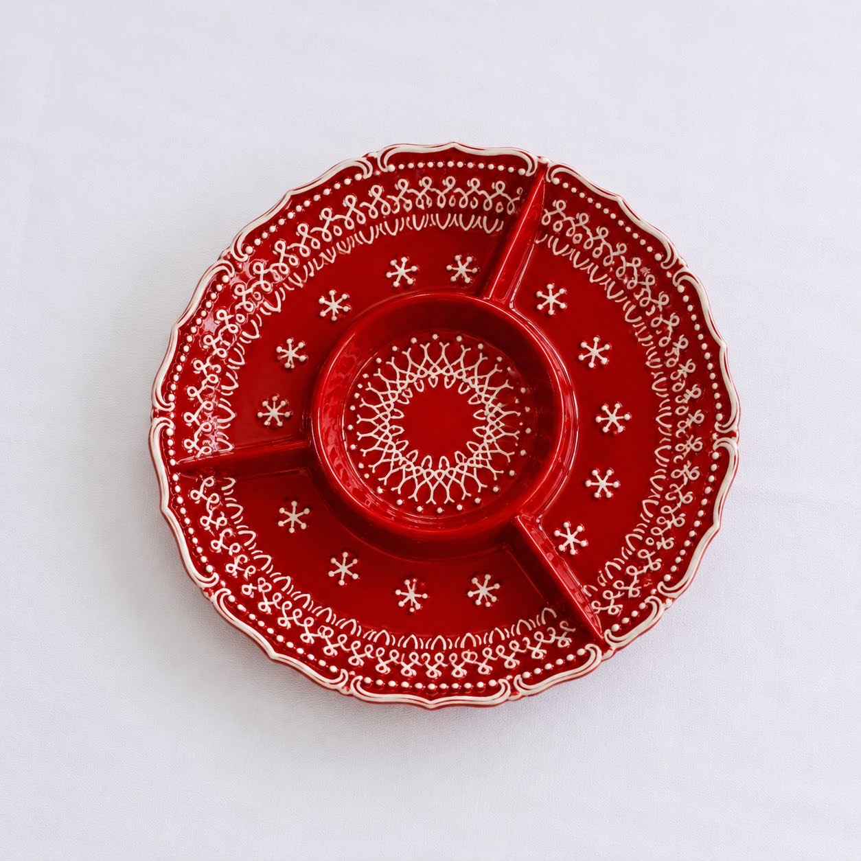 Coleção Grés Decorado Vermelho Prato de cerâmica vermelho dividido em três compartimentos com padrão branco