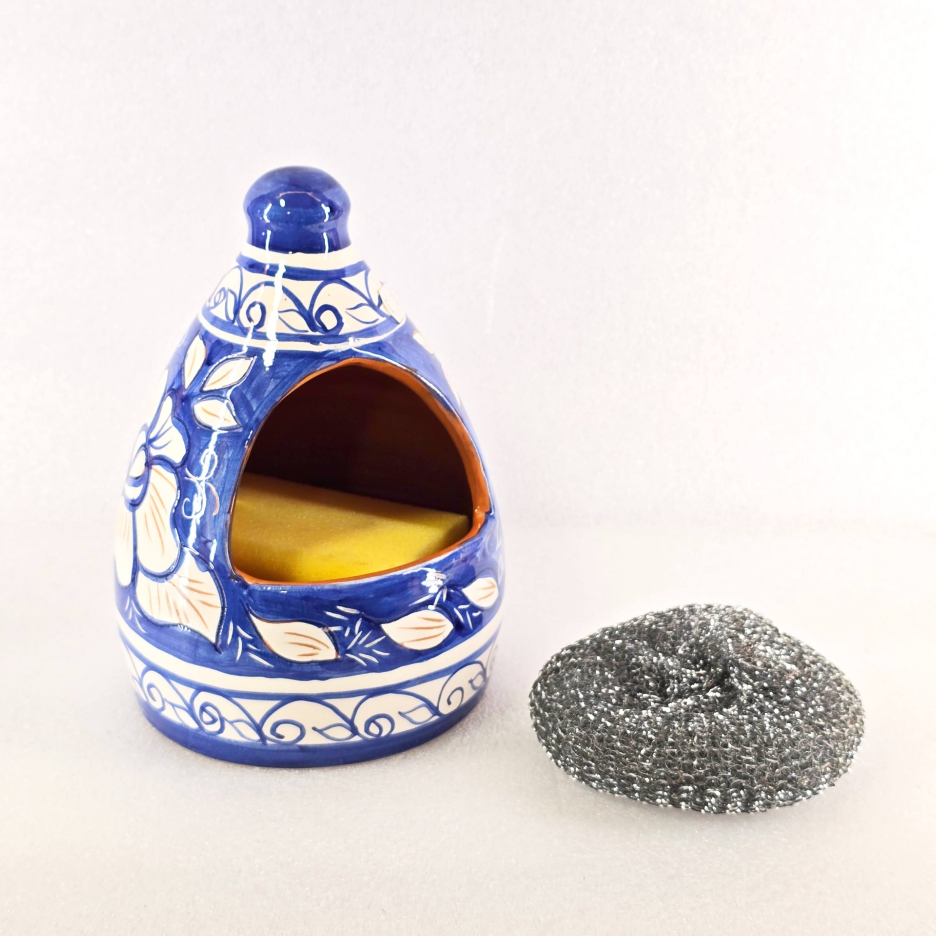 Porta Utensílios de Cozinha Médio Suporte de esponja cerâmico azul e branco com esponja amarela e esponja de aço inoxidável ao lado