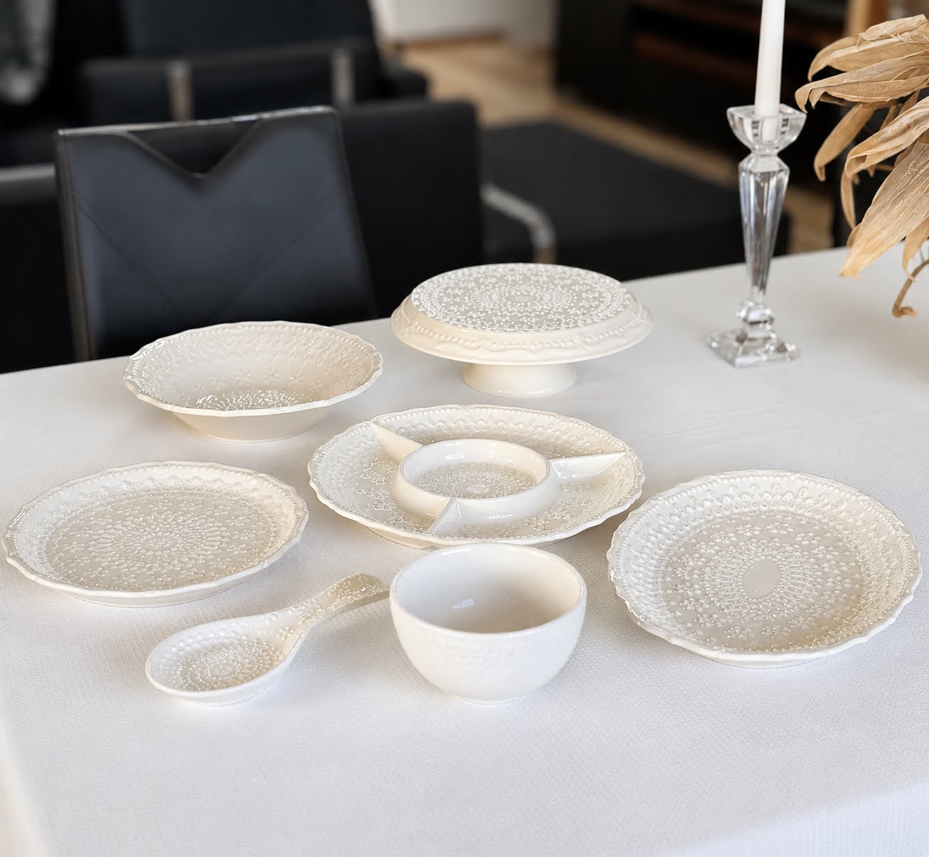 Coleção Grés Decorado Branco Conjunto de loiça branca texturizada com padrão floral em relevo