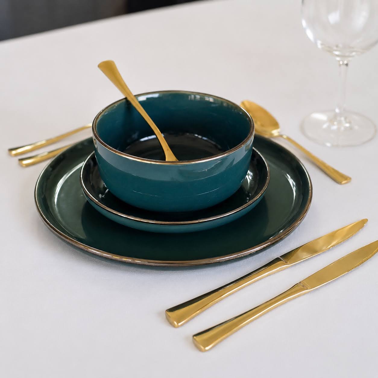 Conjunto de Mesa Verde Esmeralda | 3 Peças Conjunto de loiça e talheres dourados sobre mesa branca
