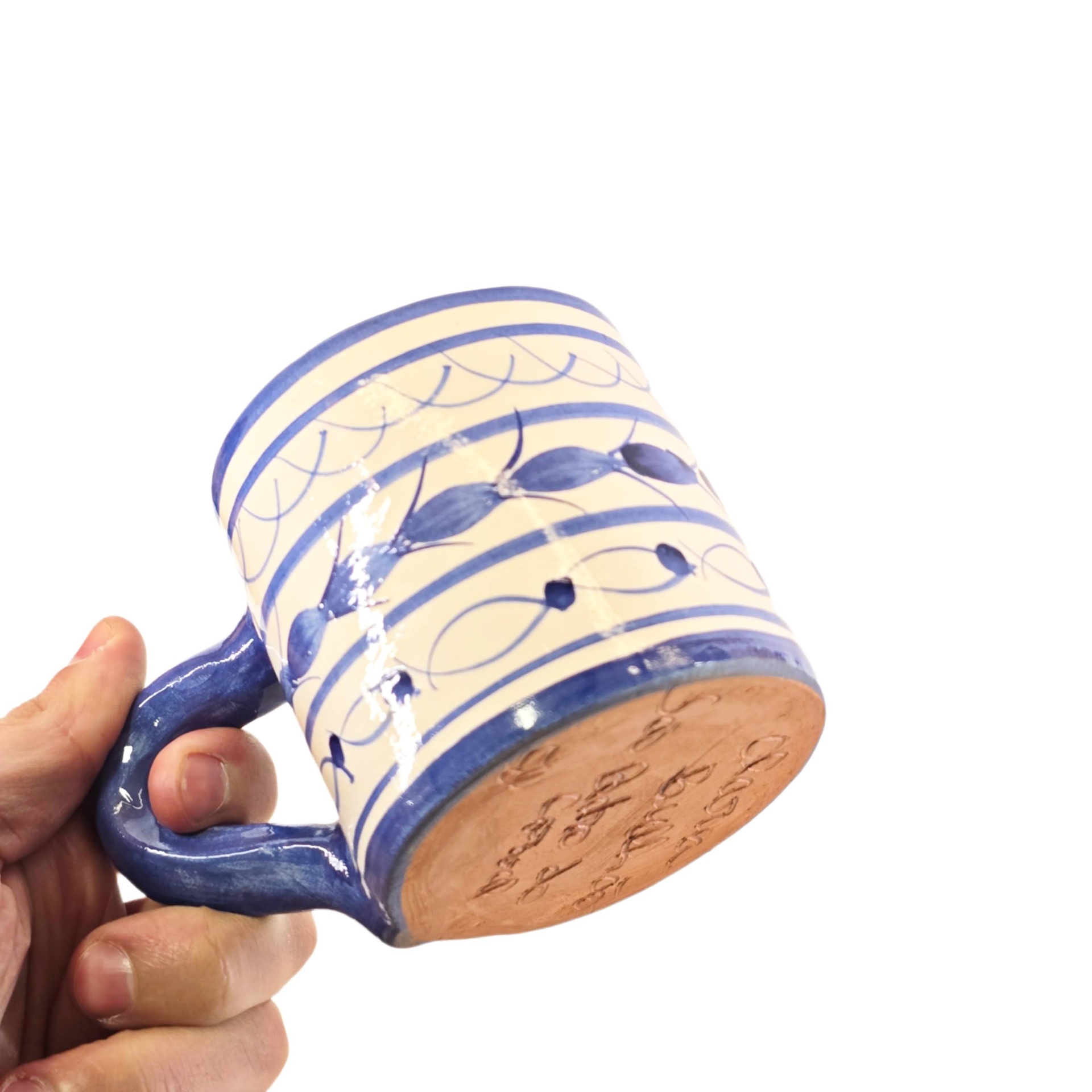 Copo com Asa Caneca de cerâmica azul e creme com padrões pintados à mão e gravações no fundo