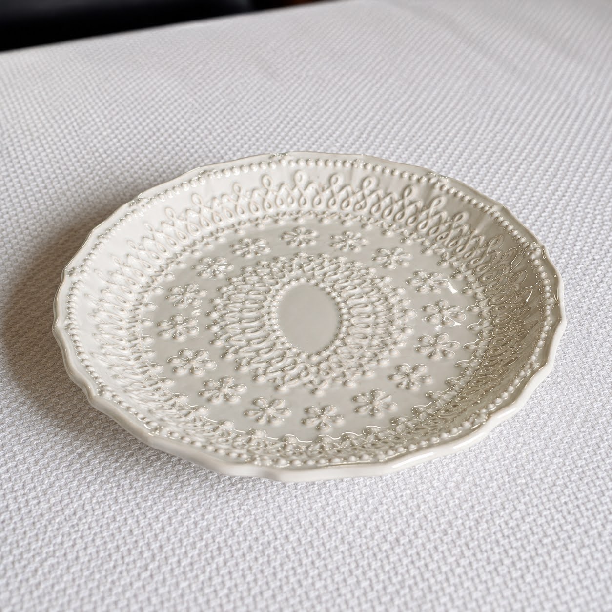 Coleção Grés Decorado Branco Prato cerâmico branco decorado em relevo
