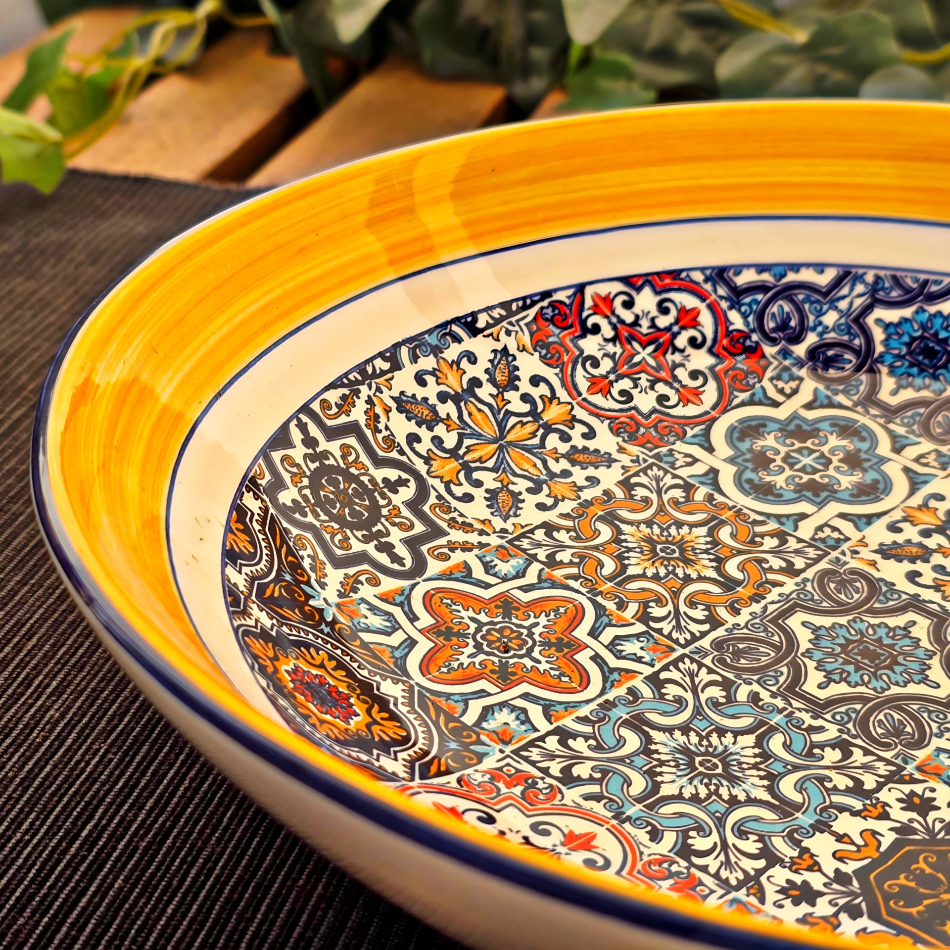 Saladeira / Fruteira Prato cerâmico decorado com padrão colorido e borda amarela