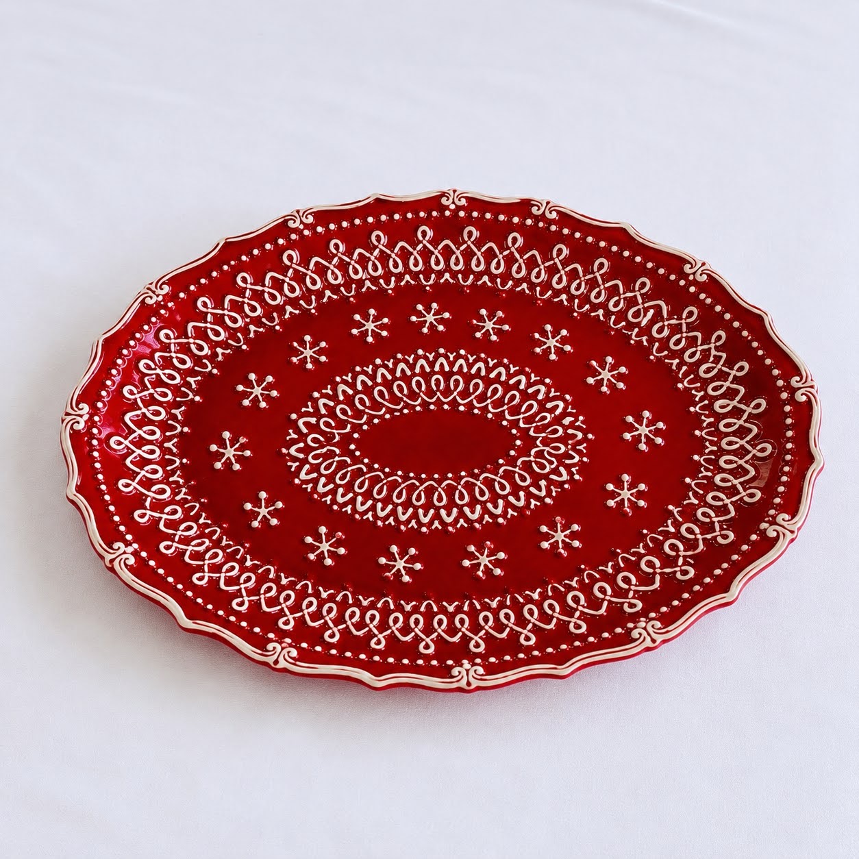 Coleção Grés Decorado Vermelho Prato oval decorativo vermelho com padrão branco.