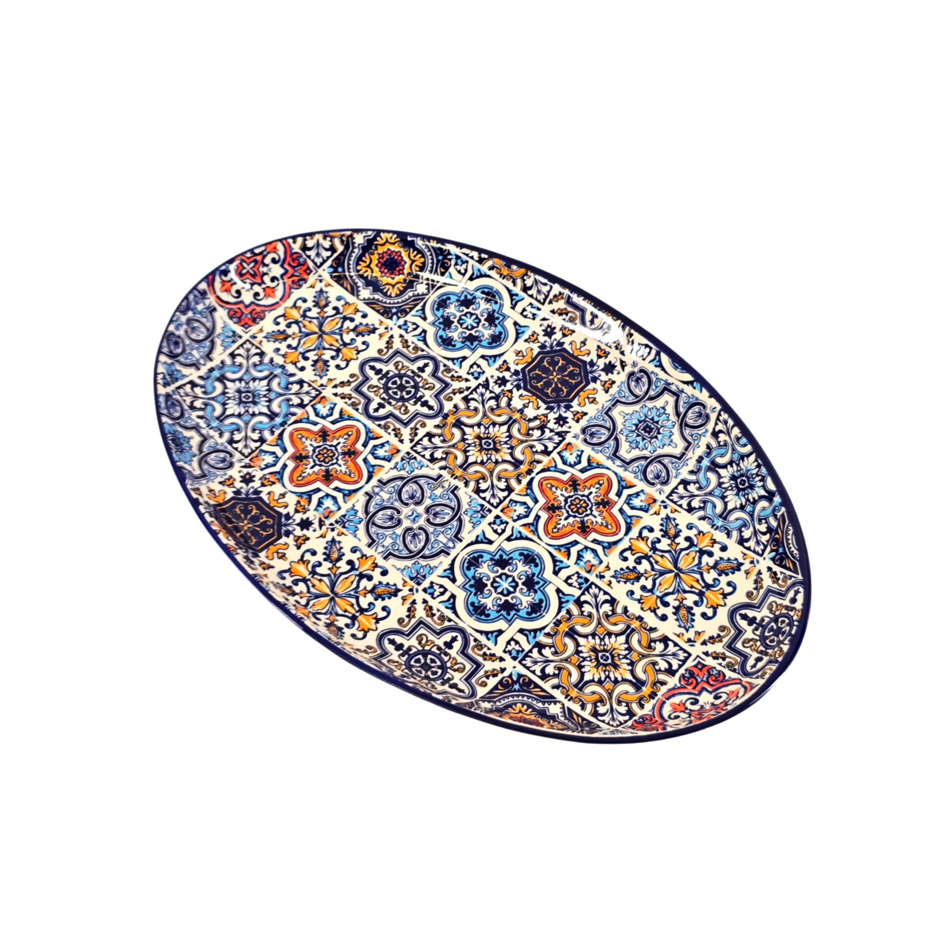 Travessinha e Travessa Oval XL Prato oval de cerâmica decorado com padrão de azulejos coloridos.