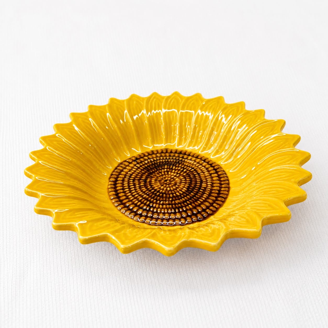 Coleção Girassóis Prato cerâmico amarelo formato girassol com centro castanho detalhado