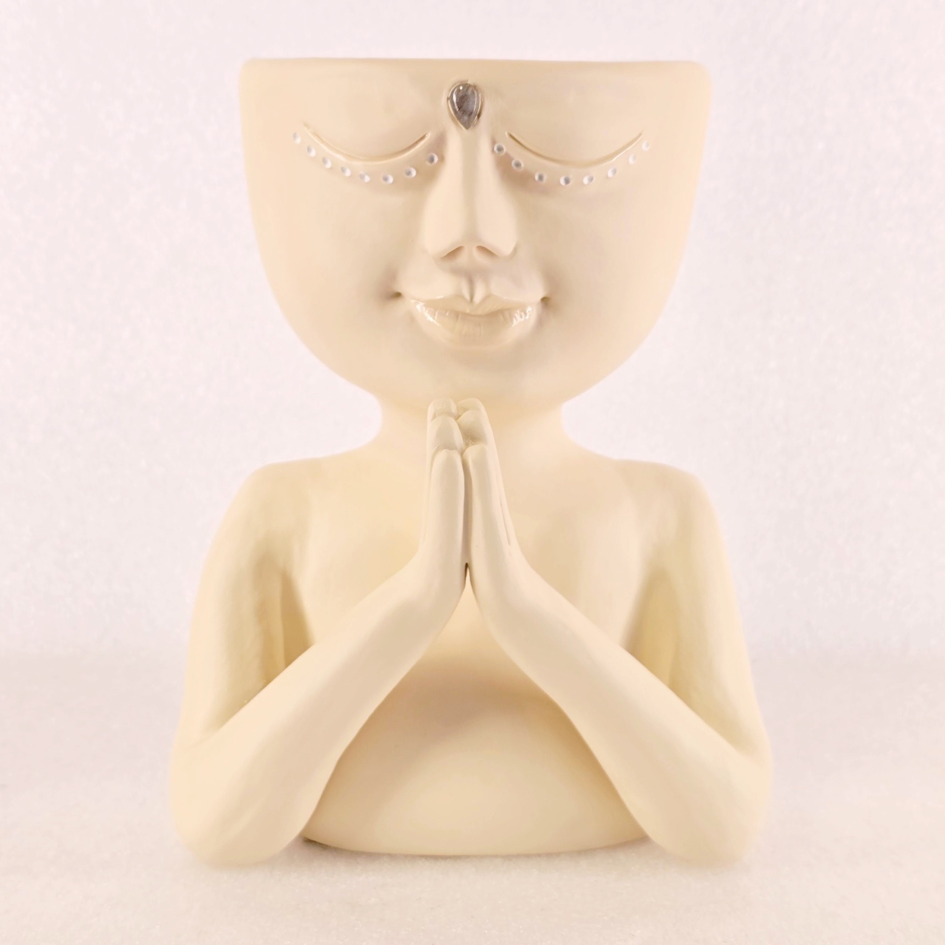 Jarra com Pedra Labradorite Figura decorativa creme com olhos fechados e mãos em prece