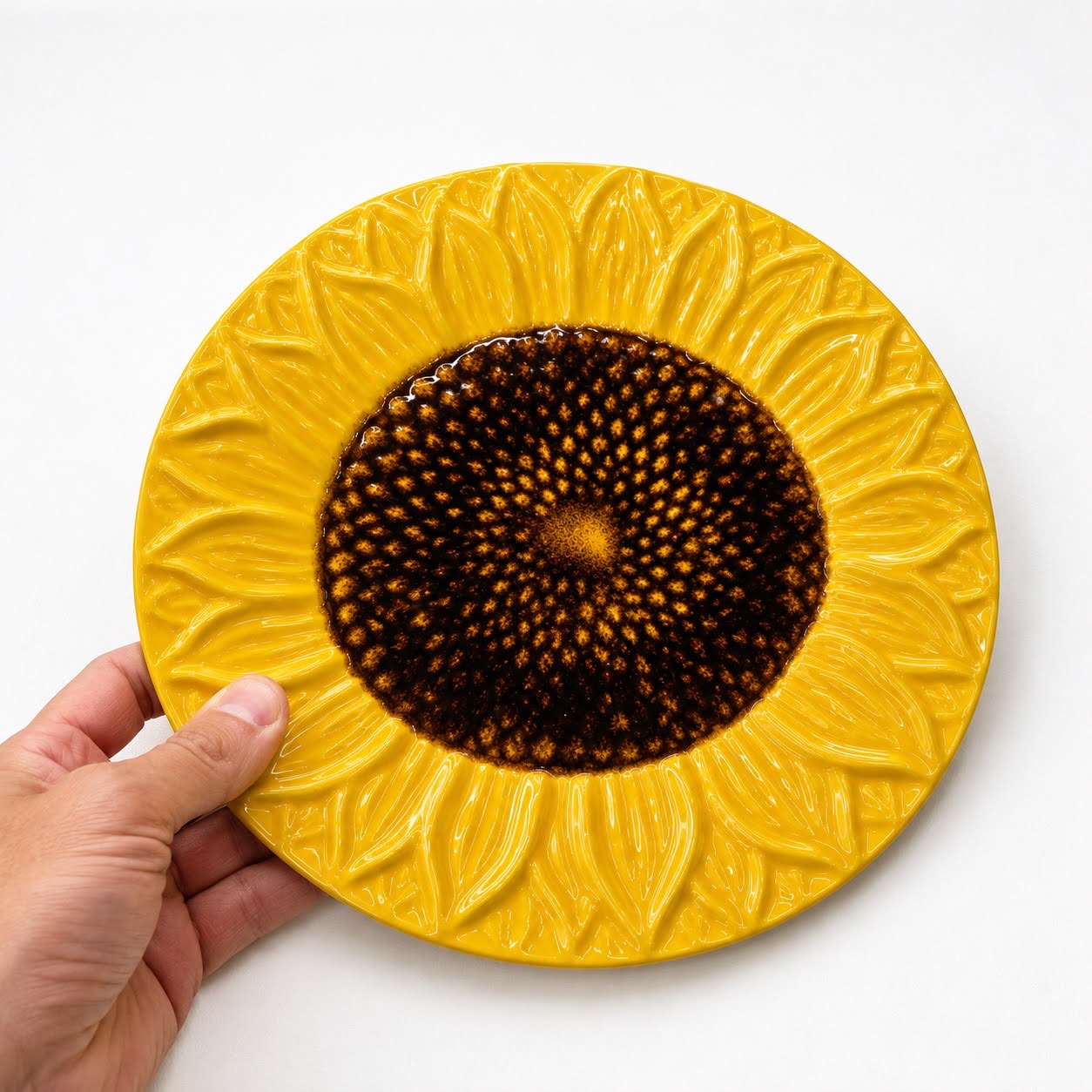Coleção Girassóis Prato decorativo em forma de girassol amarelo e castanho.