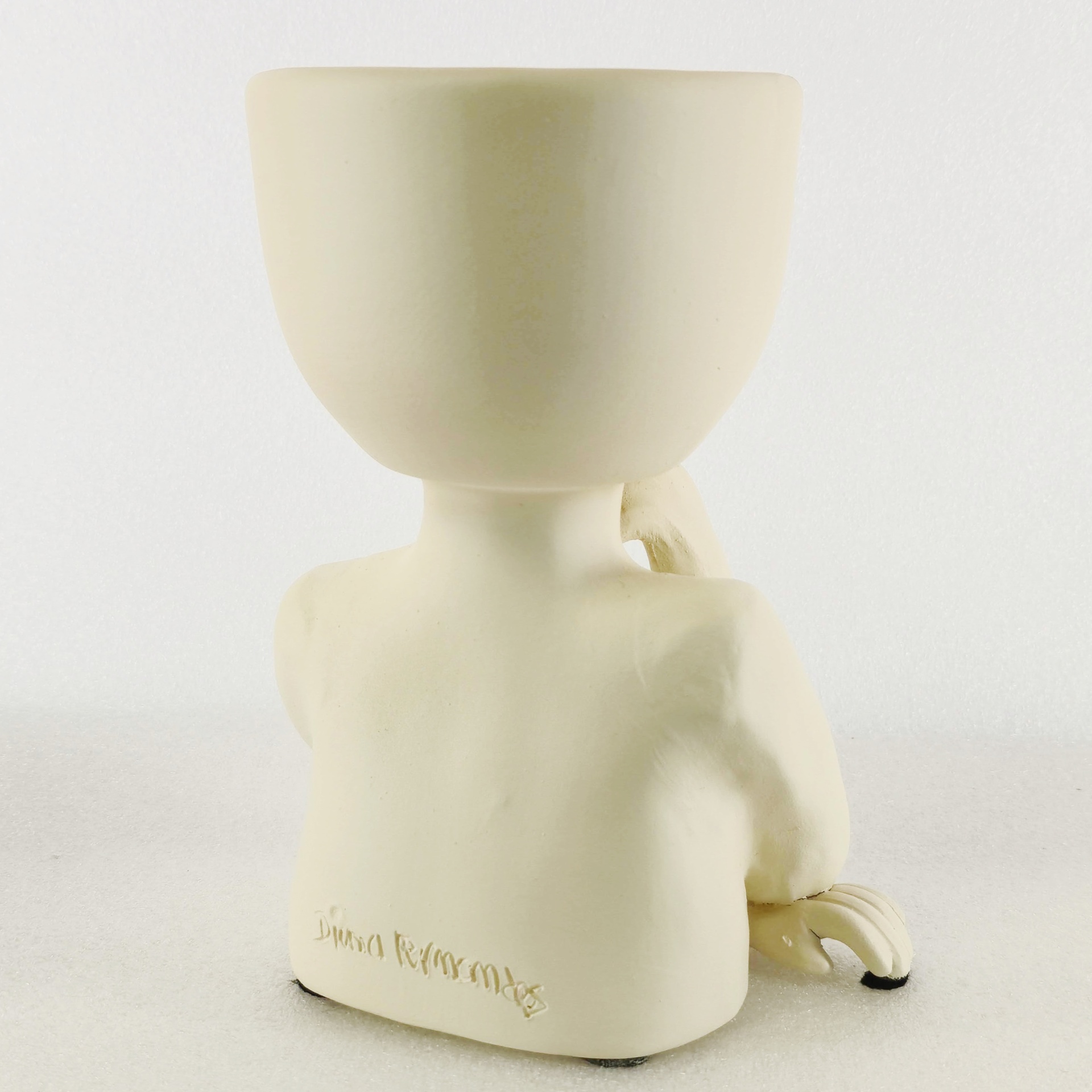 Jarra Rosto Contemplativo Vaso de cerâmica branco fosco em forma de corpo humano estilizado visto de costas