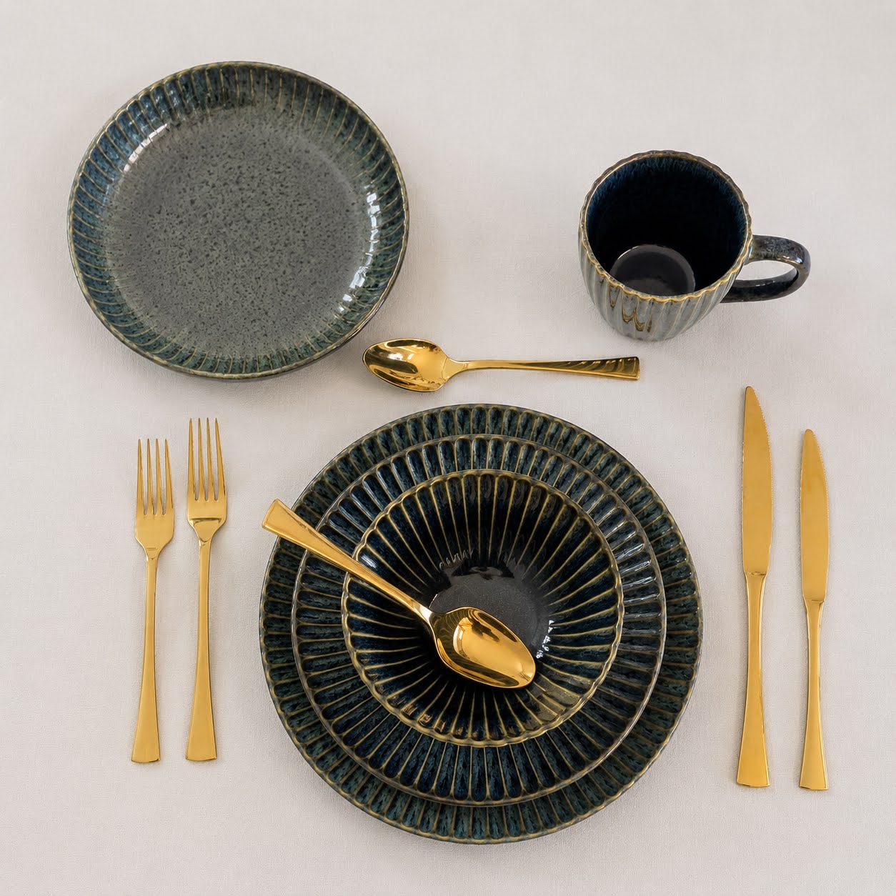 Conjunto de Louça de Mesa Azul Petróleo com Relevo Conjunto de jantar cerâmico azul escuro com talheres dourados