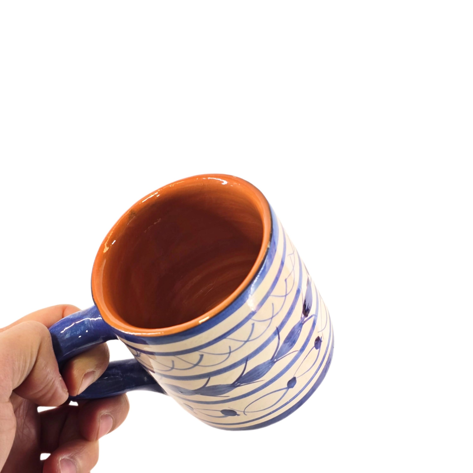 Copo com Asa Caneca de cerâmica decorada com padrões azuis e interior castanho