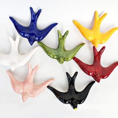 Sete pássaros decorativos em cerâmica coloridos em várias cores