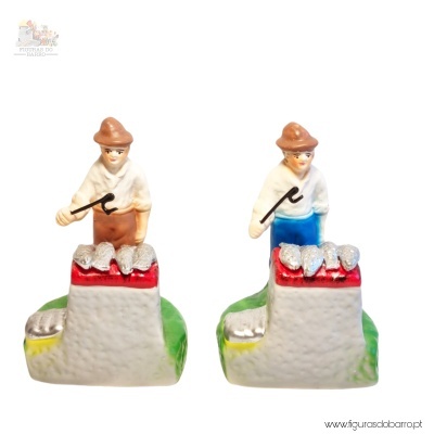 Figura decorativa em cerâmica de homens com ovelhas.