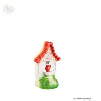 Pequena figura decorativa em cerâmica colorida representando uma casa com pote vermelho