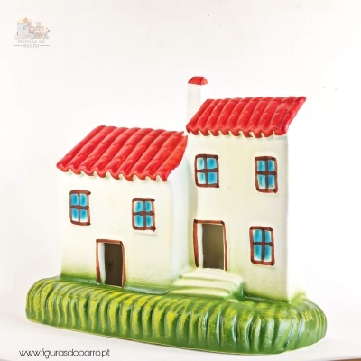 Figurinha casa rural branca com telhados vermelhos e base verde