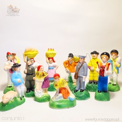 Figuras de barro coloridas representando pessoas em trajes tradicionais com acessórios